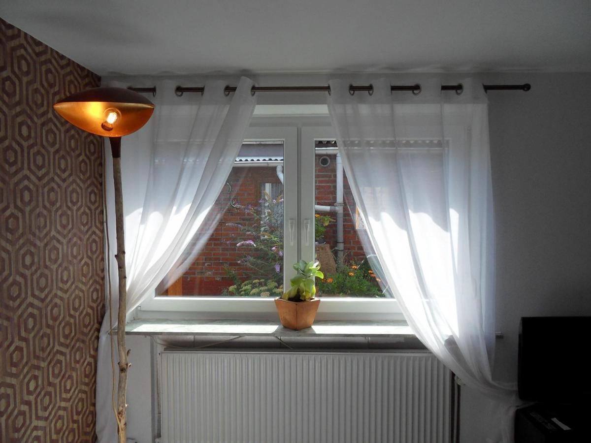 Privartzimmer 'Ausfahrt Freihalten' Husum  Esterno foto