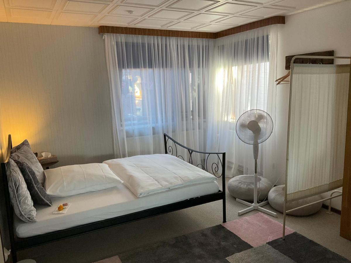 Privartzimmer 'Ausfahrt Freihalten' Husum  Esterno foto