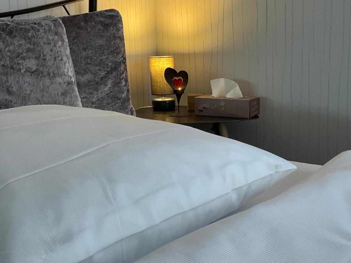 Privartzimmer 'Ausfahrt Freihalten' Husum  Esterno foto