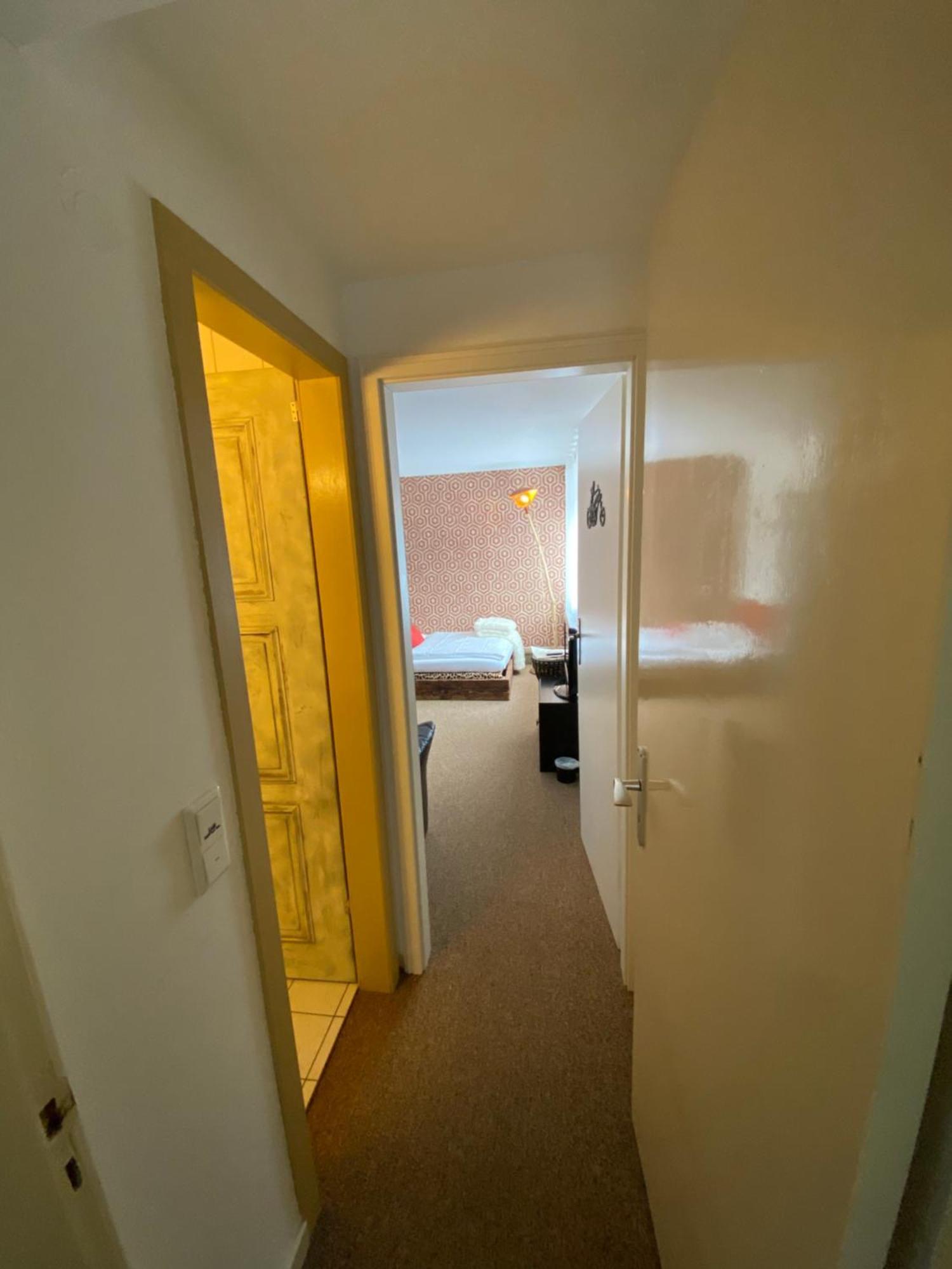 Privartzimmer 'Ausfahrt Freihalten' Husum  Esterno foto