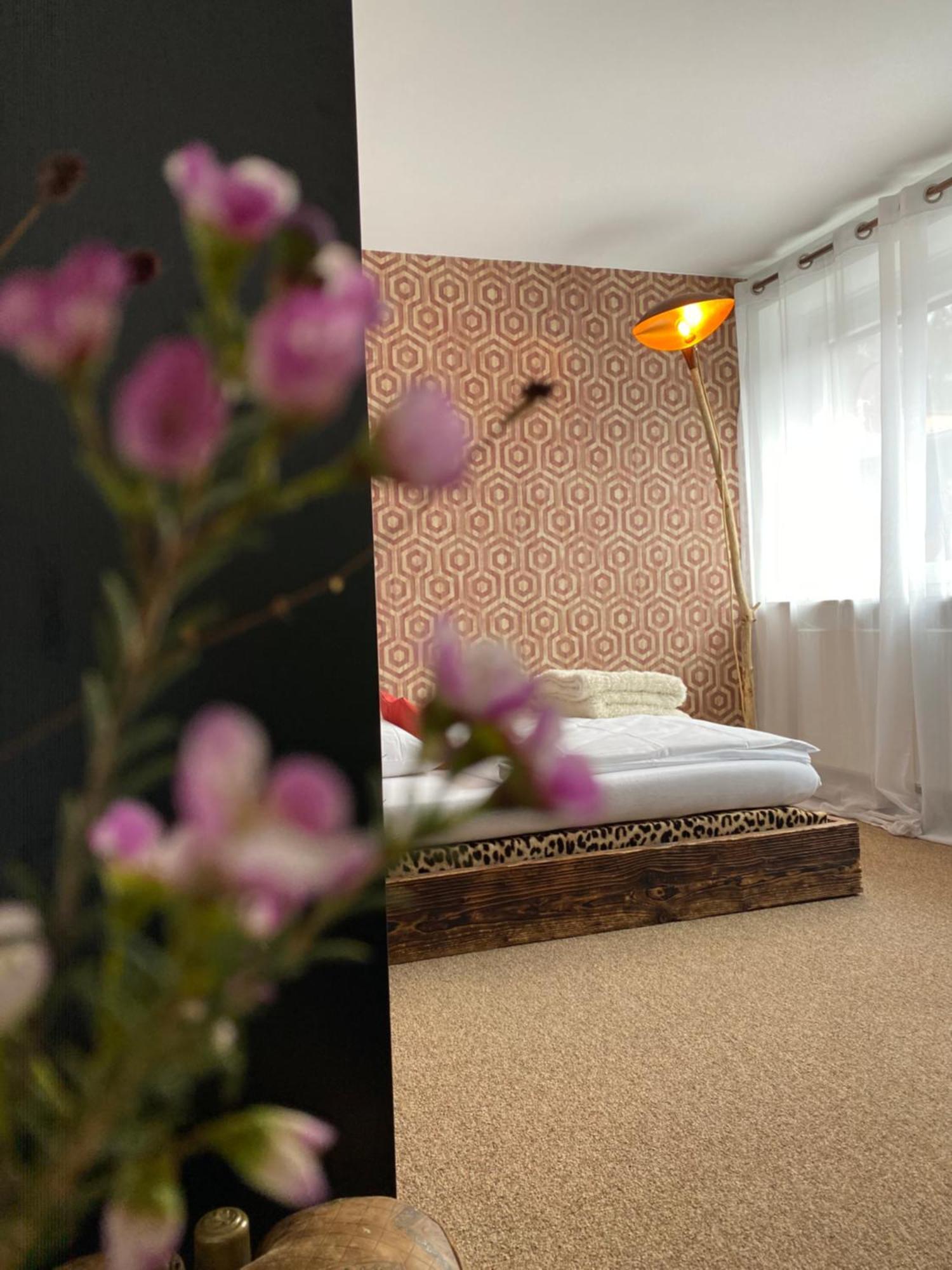 Privartzimmer 'Ausfahrt Freihalten' Husum  Esterno foto